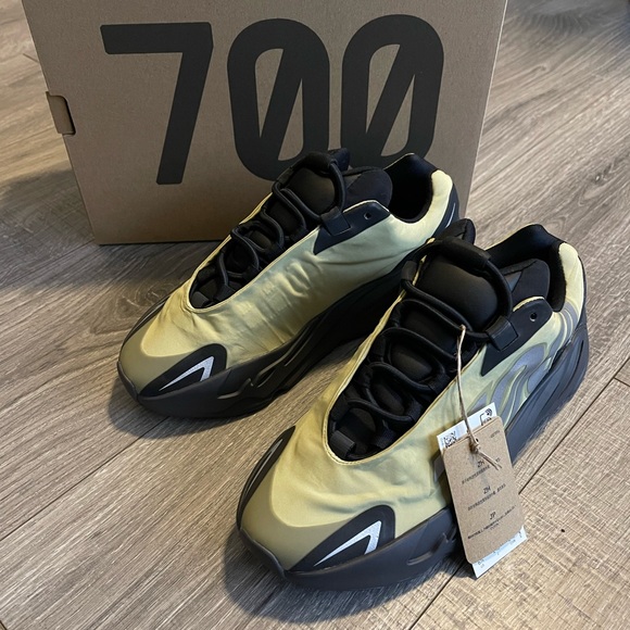 Adidas Yeezy Boost 700